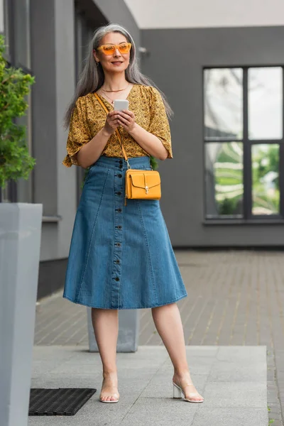 Reife Asiatische Frau Trendiger Freizeitkleidung Mit Smartphone Der Nähe Des — Stockfoto