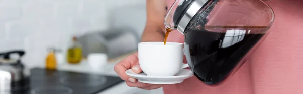 Vue Recadrée Homme Versant Café Dans Une Tasse Bannière — Photo