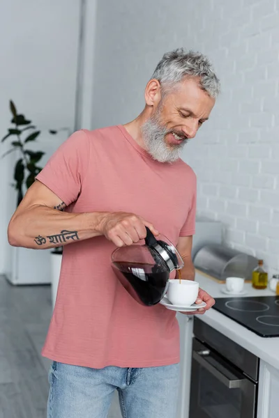 Lächelnder Mann Gießt Kaffee Küche Ein — Stockfoto