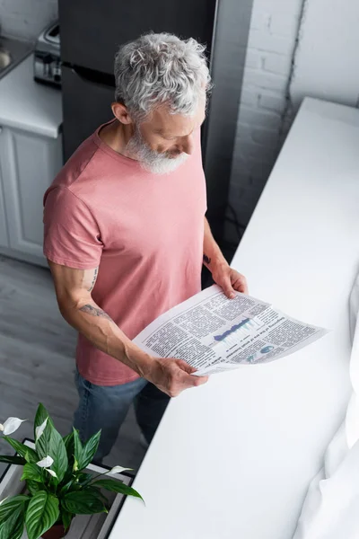 Mutfakta Gazete Okuyan Olgun Bir Adamın Genel Görünümü — Stok fotoğraf