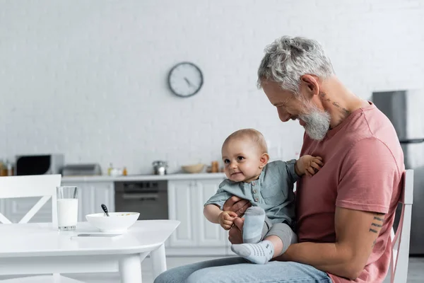 Smiling Man Holding Baby Daughter Breakfast Smartphone — Stock Photo, Image