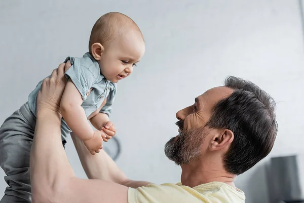 Tampilan Samping Ayah Ceria Memegang Bayi Perempuan — Stok Foto