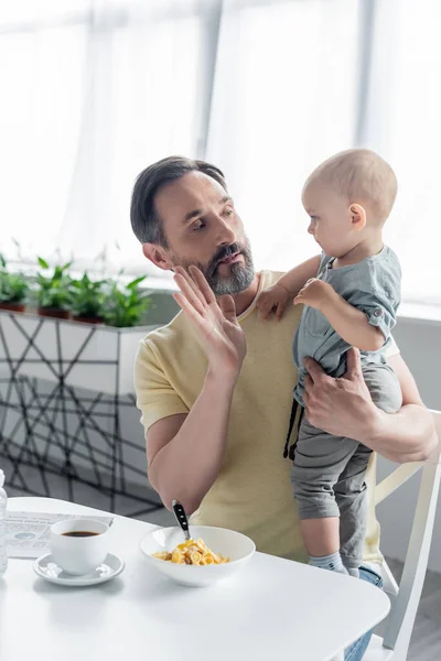 Hombre Jugando Con Bebé Hija Cerca Del Desayuno Periódico —  Fotos de Stock