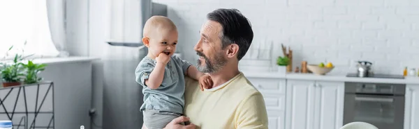 Padre Sorridente Che Guarda Figlia Cucina Banner — Foto Stock