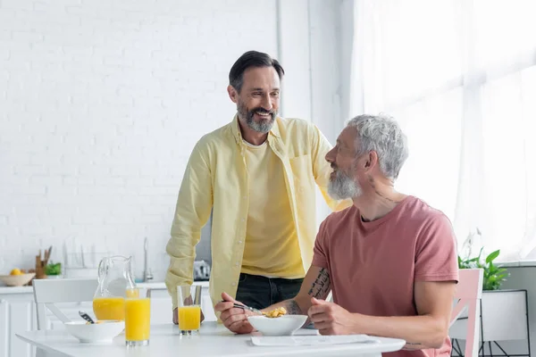 Sorridente Uomo Omosessuale Piedi Vicino Partner Prima Colazione Cucina — Foto Stock