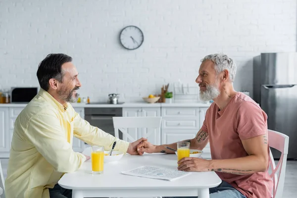 Zijaanzicht Van Lachende Homoseksuele Man Hand Hand Van Partner Bij — Stockfoto