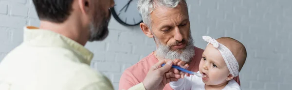 Ayah Homoseksual Memberi Makan Bayi Perempuan Dekat Pasangan Rumah Spanduk — Stok Foto