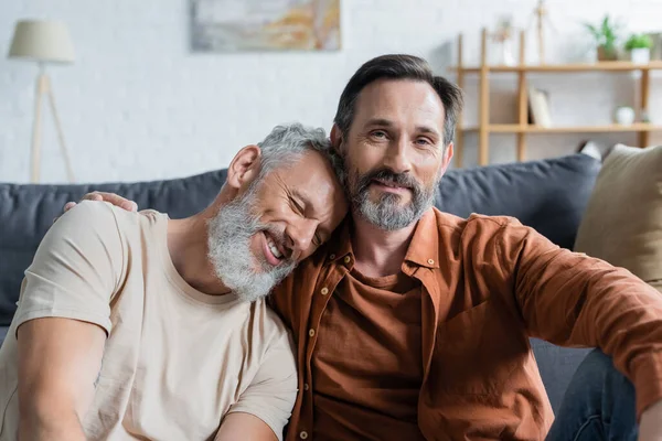 Volwassen Man Knuffelen Glimlachende Homoseksuele Partner Thuis — Stockfoto
