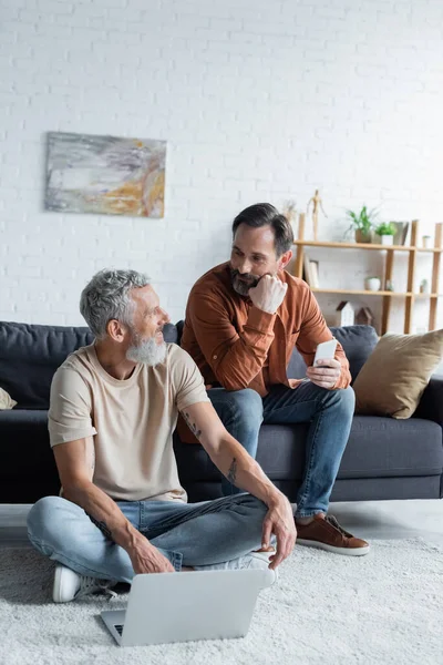 Casal Homossexual Com Smartphone Laptop Sala Estar — Fotografia de Stock