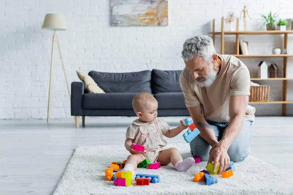 Mature Père Jouer Blocs Construction Avec Enfant Sur Tapis — Photo