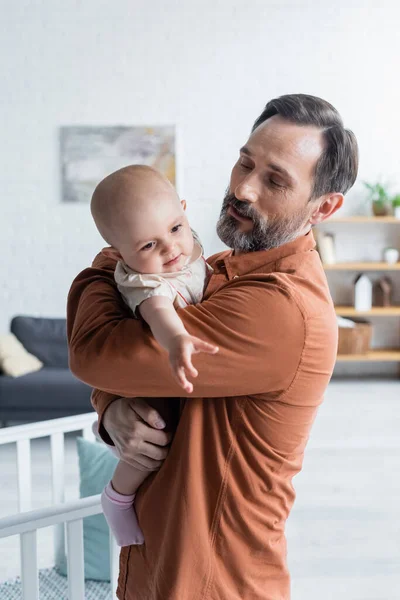 Maturo Uomo Tenendo Figlia Casa — Foto Stock