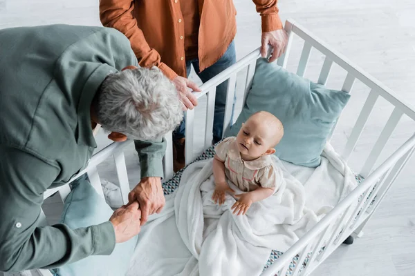 Vista Aerea Del Bambino Nel Lettino Vicino Padri Casa — Foto Stock