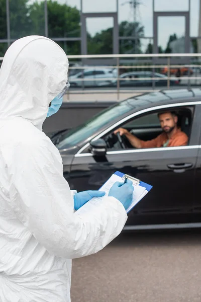 Medical Worker Writing Clipboard Driver Car Blurred Background — 스톡 사진