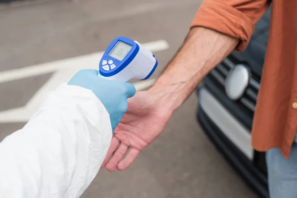 Cropped View Medical Worker Holding Pyrometer Driver Outdoors — Stock Photo, Image