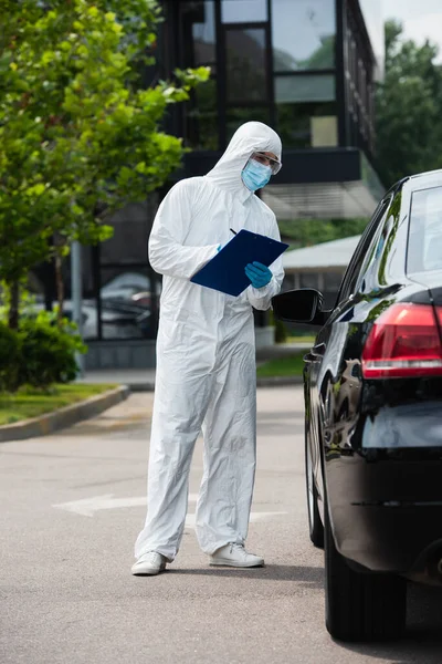Medical Worker Hazmat Suit Writing Clipboard Car Outdoors — 스톡 사진