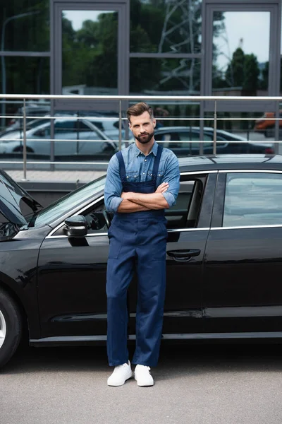 Mechanic Overalls Standing Crossed Arms Car Outdoors — Stock Photo, Image