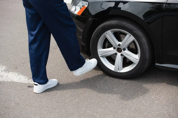 Cropped View Mechanic Overalls Standing Wheel Car — Stock Photo, Image