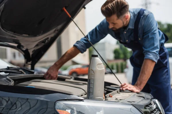 Bouteille Huile Moteur Sur Voiture Près Mécanicien Flou Extérieur — Photo