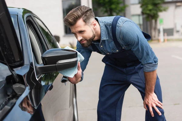 Mechanica Overalls Schoonmaken Vleugel Spiegel Van Auto Buiten — Stockfoto