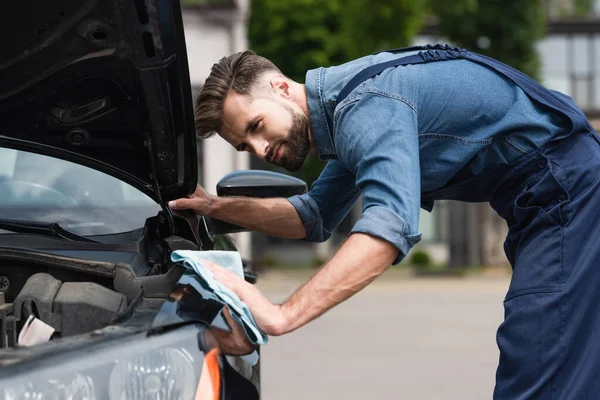 Bearded Mechanic Waxing Clean Car Outdoors — Stock Photo, Image