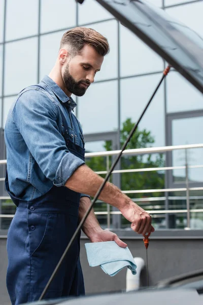 Mechanic Overalls Checking Motor Oil Auto Outdoors — Stock Photo, Image