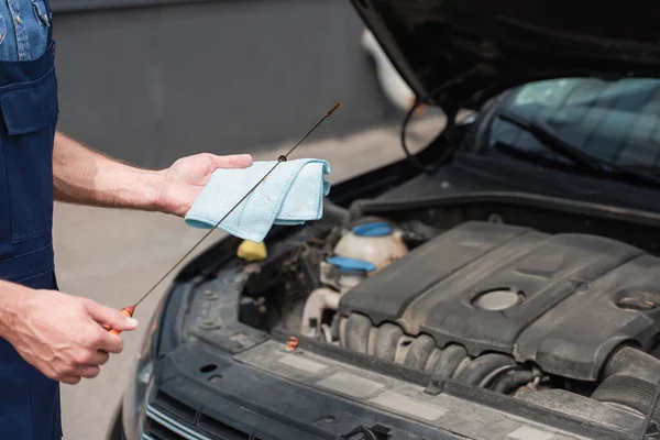 Vágott Kilátás Szerelő Gazdaság Rongy Dipstick Miközben Ellenőrzi Motorolaj Közelében — Stock Fotó