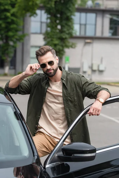 Bearded Man Adjusting Sunglasses Auto Outdoors — 스톡 사진