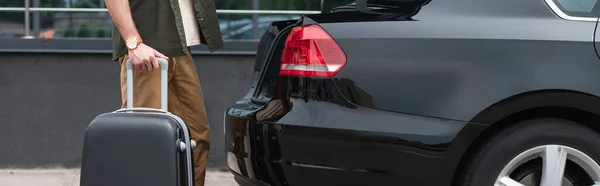 Обрезанный Вид Человека Держащего Чемодан Рядом Автомобилем Открытом Воздухе Баннер — стоковое фото