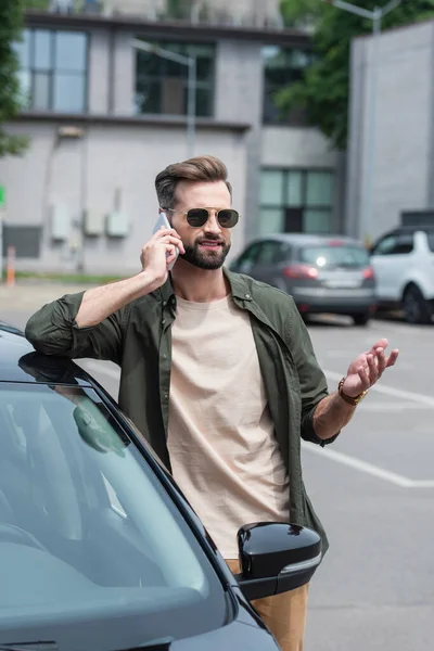 Uomo Sorridente Che Parla Smartphone Vicino All Auto — Foto Stock