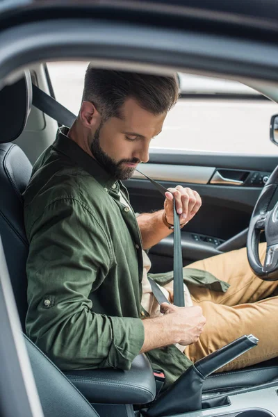 Vista Laterale Del Conducente Che Tiene Cintura Sicurezza Auto — Foto Stock