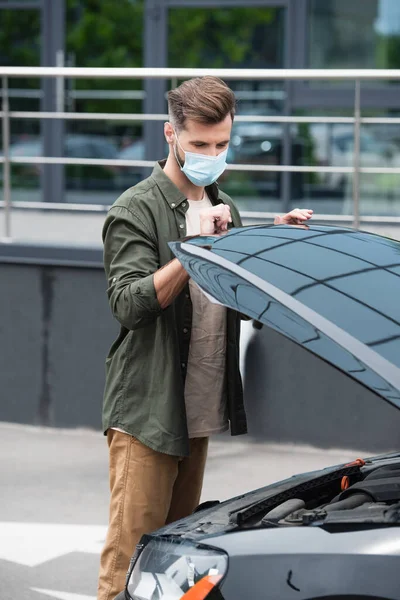 Conductor Máscara Médica Abriendo Capucha Del Coche Aire Libre — Foto de Stock