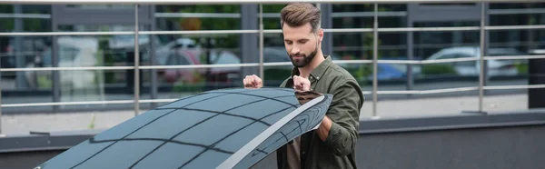 Hombre Joven Abriendo Capucha Del Coche Aire Libre Bandera — Foto de Stock