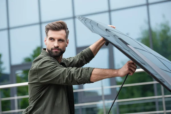 Man Looking Away While Opening Hood Car Outdoors — Stock Photo, Image