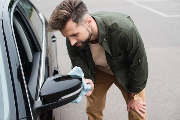 Joven Conductor Limpieza Ala Espejo Auto — Foto de Stock