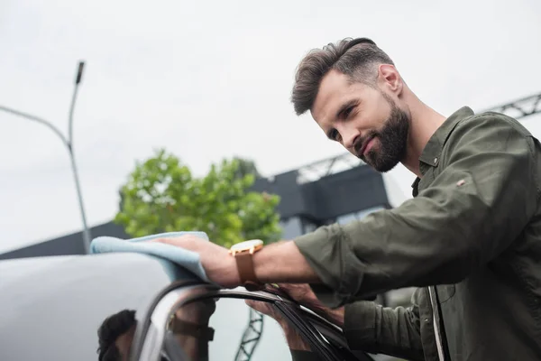 Hombre Joven Camisa Limpiando Coche Aire Libre —  Fotos de Stock