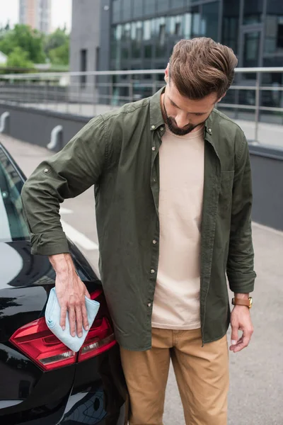 Man Rag Wiping Turn Signal Auto Outdoors — Stock Photo, Image