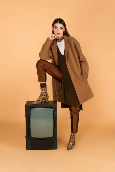 Trendy Woman Hand Pocket Trendy Coat Stepping Vintage Beige — Stock Photo, Image