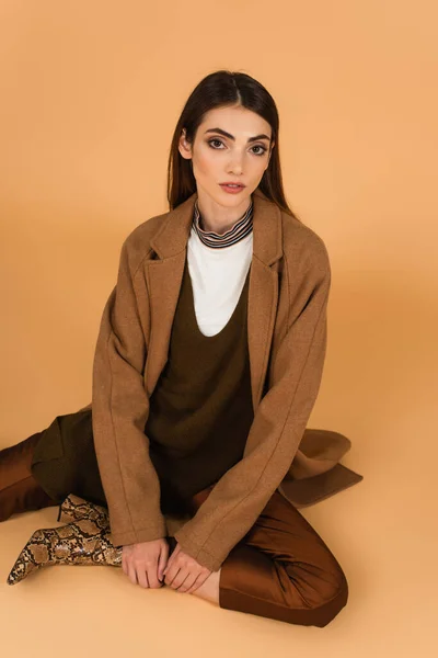 Pretty Woman Trendy Autumn Clothes Looking Camera While Sitting Beige — Foto de Stock
