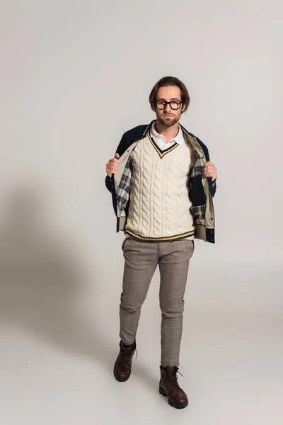 Trendy Man White Knitted Jumper Jacket Posing Grey Background — Fotografia de Stock