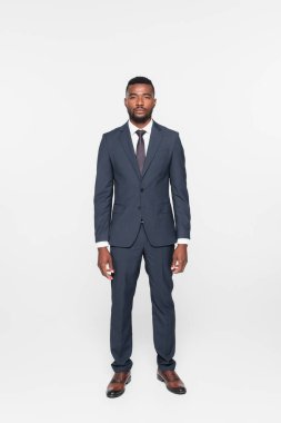 Takım elbiseli Afro-Amerikan işadamlarının tamamı gri alanda izole edilmiş.