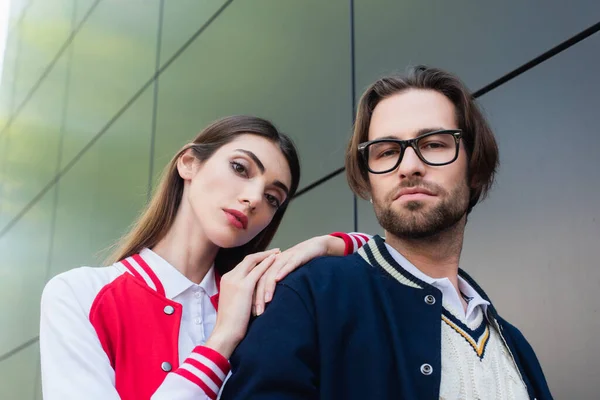 Young Woman Leaning Shoulder Man Eyeglasses Outdoors — Φωτογραφία Αρχείου