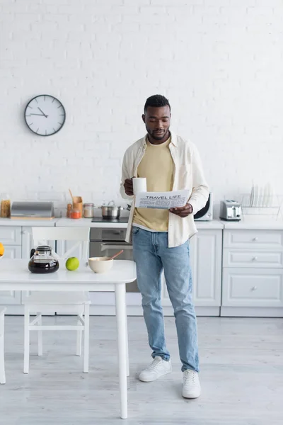 Joven Afroamericano Hombre Sosteniendo Taza Café Leyendo Viaje Vida Periódico —  Fotos de Stock