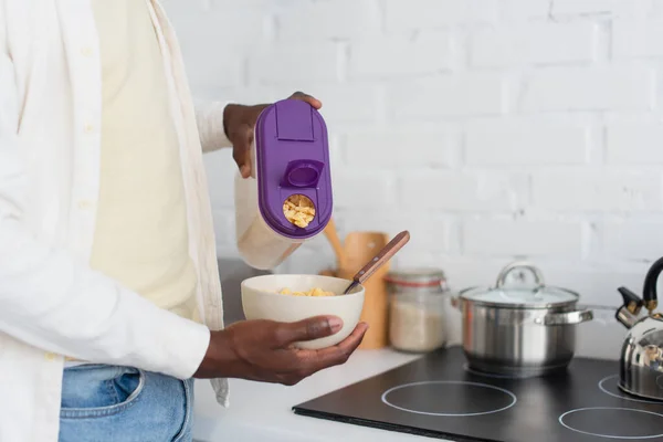 Cropped View Young African American Man Holding Container Corn Flakes — Stock Photo, Image