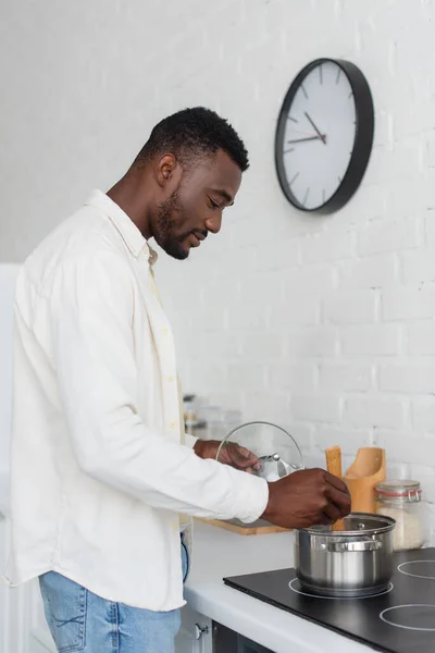 Side View Young African American Man Cooking Kitchen — Stock Photo, Image