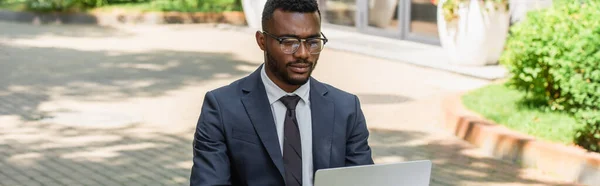 Joven Hombre Negocios Afroamericano Gafas Usando Ordenador Portátil Fuera Pancarta — Foto de Stock