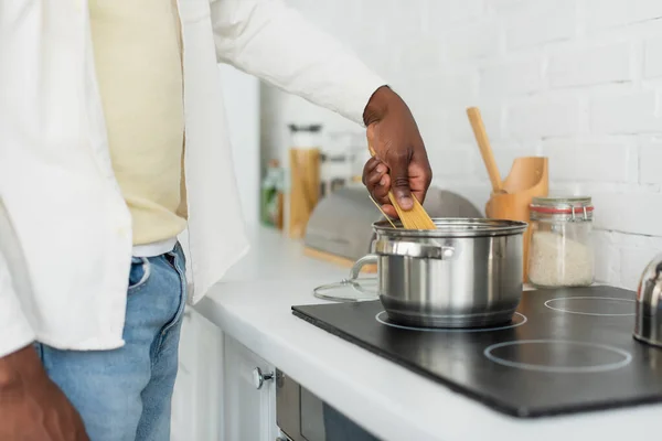 Vista Cortada Jovem Afro Americano Homem Cozinhar Espaguete Cozinha — Fotografia de Stock