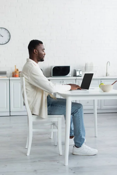 Vista Lateral Jovem Homem Americano Africano Usando Laptop Com Tela — Fotografia de Stock