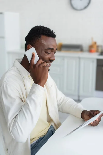 Hombre Afroamericano Feliz Hablando Teléfono Inteligente Leyendo Periódico — Foto de Stock