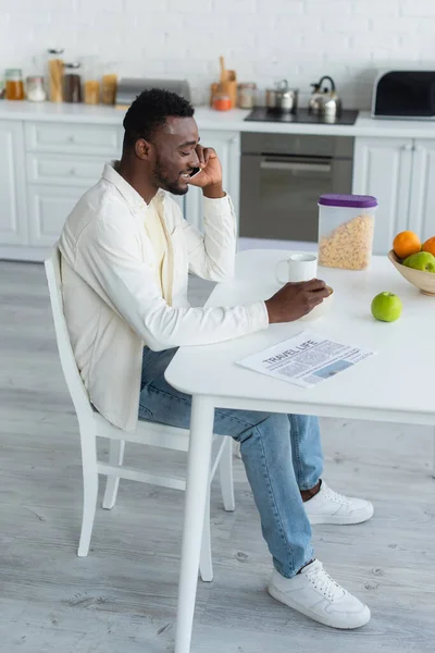 Homem Americano Africano Alegre Falando Smartphone Enquanto Toma Café Manhã — Fotografia de Stock