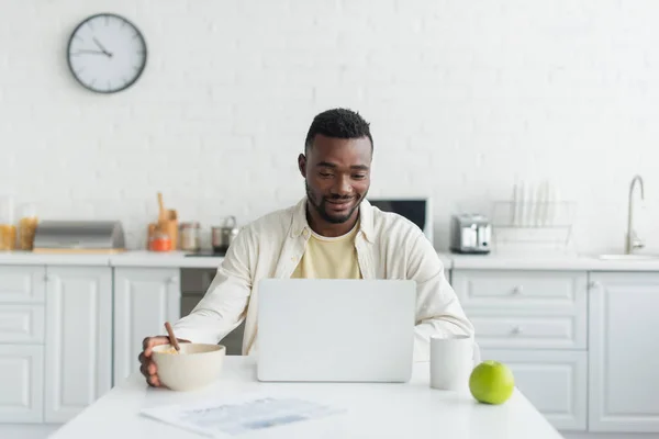 Glimlachen Afrikaans Amerikaanse Freelancer Met Behulp Van Laptop Tijdens Het — Stockfoto